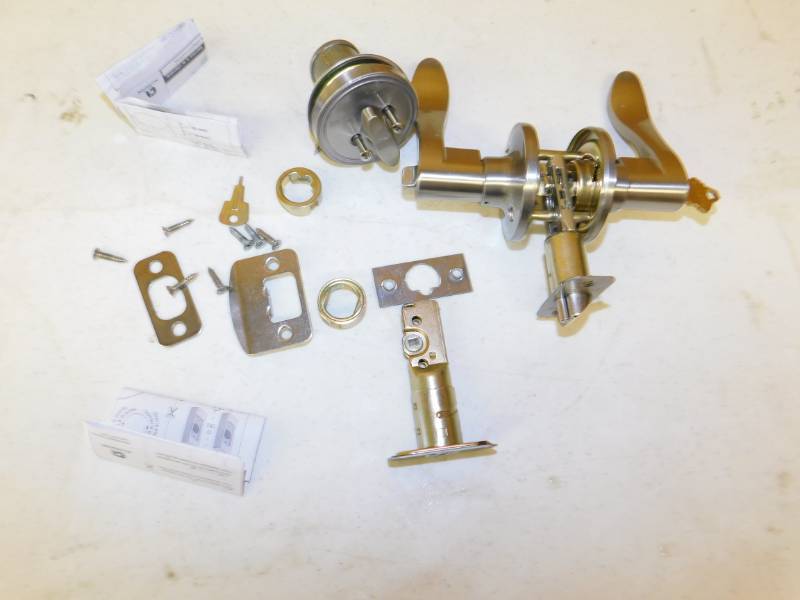 lot 18 image: Appears to Be New Schlage Door Knob With Key