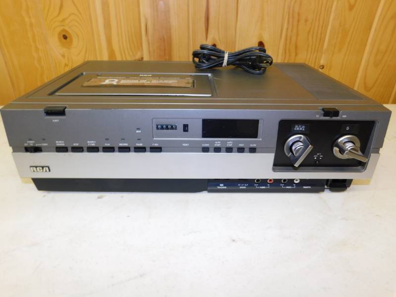 lot 20 image: VINTAGE RCA VIDEO CASSETTE RECORDER VGT 205