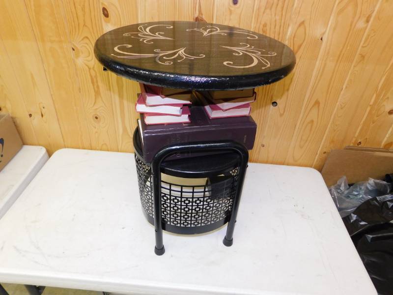 lot 37 image: Beautiful Hand Crafted Knowledge Table