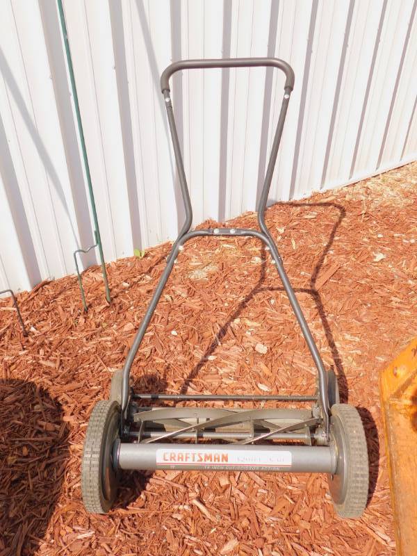 lot 39 image: Craftsman Quiet Cut Lawnmower