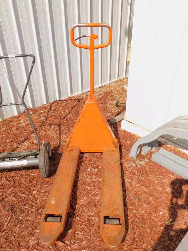 lot 42 image: Pallet jack 5100 lb capacity Interthor Thorktruck
