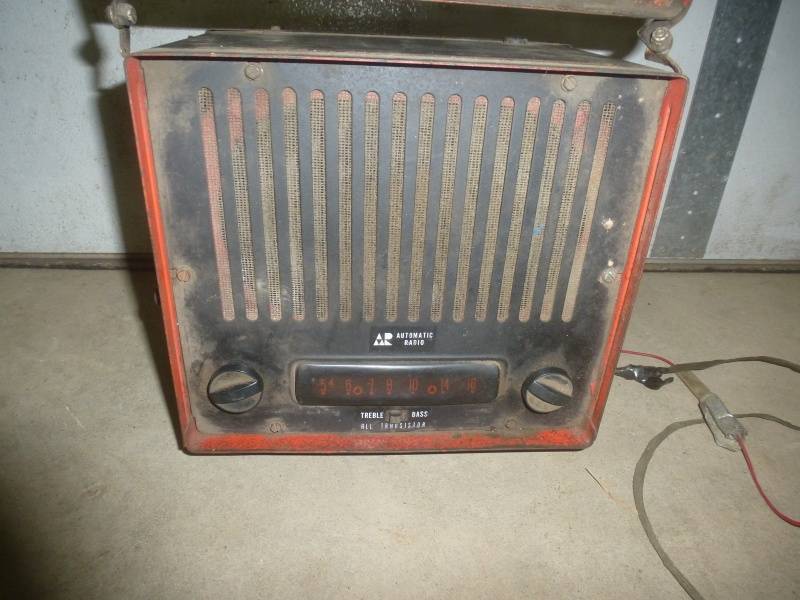 lot 63 image: IH Fender Radio