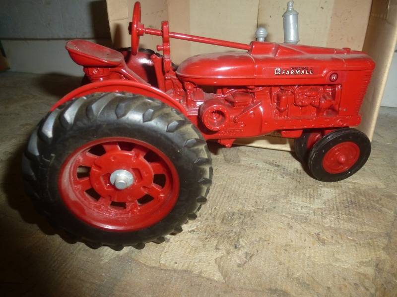 lot 102 image: Farmall H Tractor