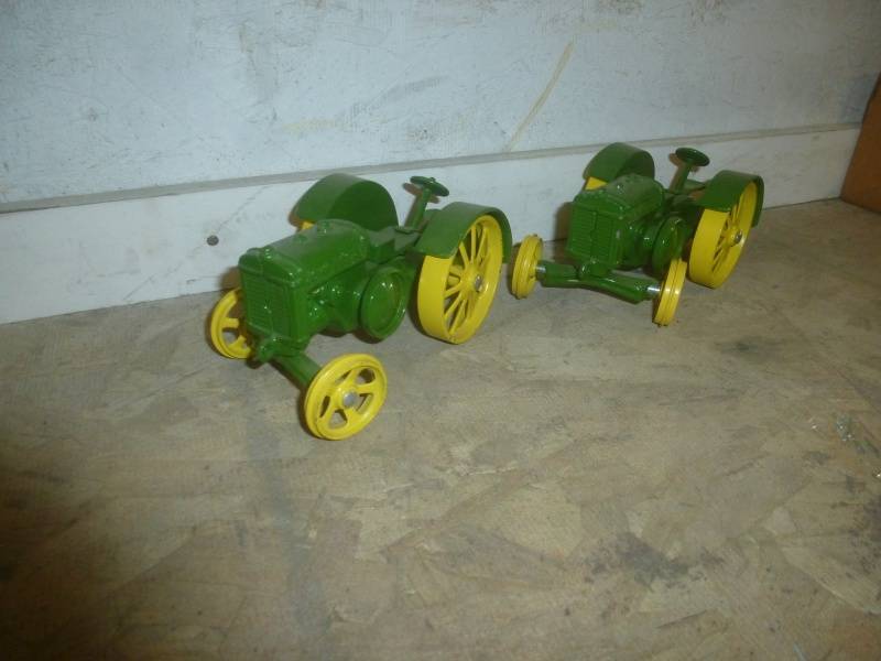 lot 109 image: John Deere Collector tractors