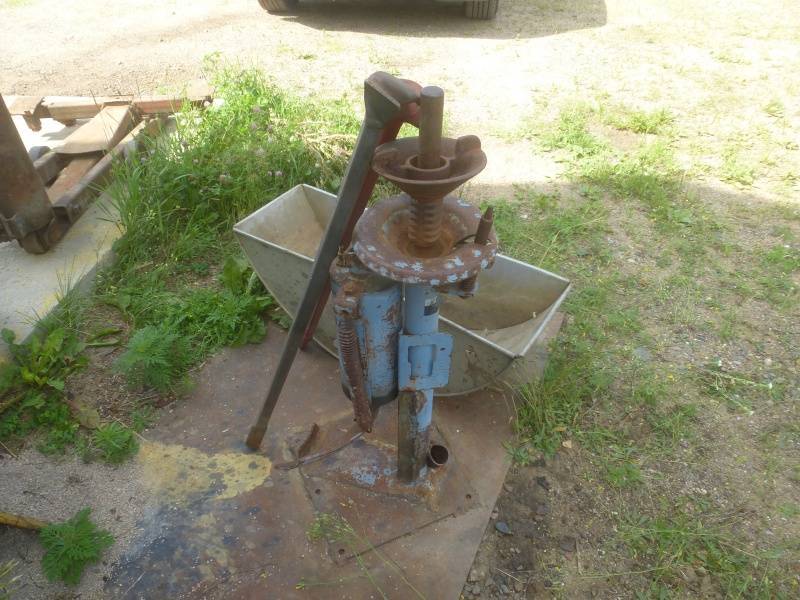 lot 121 image: Tire Changer with Water Trough