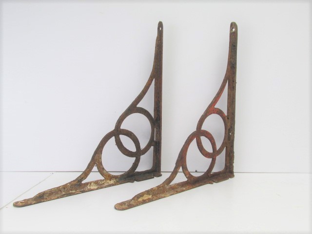 lot 18 image: Pair of Antique Cast Iron Corner Wall Brackets