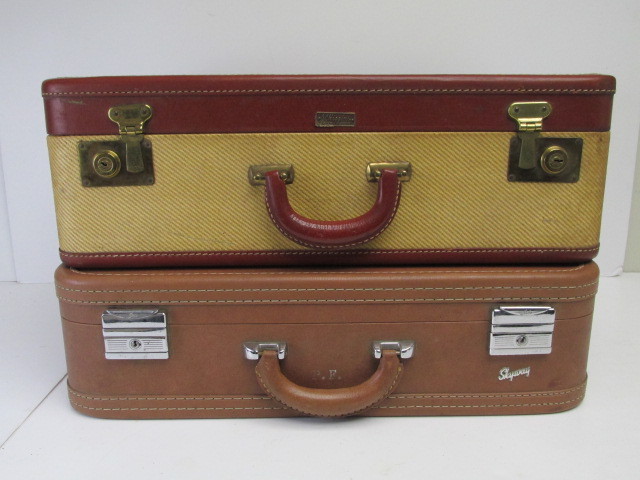 lot 28 image: 2 Nice Vintage Mid Size Suitcases