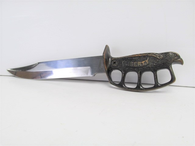 lot 33 image: Large UNITED Patriotic Eagle Handled Knife