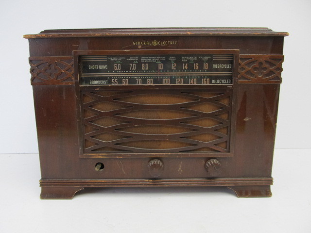 lot 71 image: Vintage General Electric Tube Radio