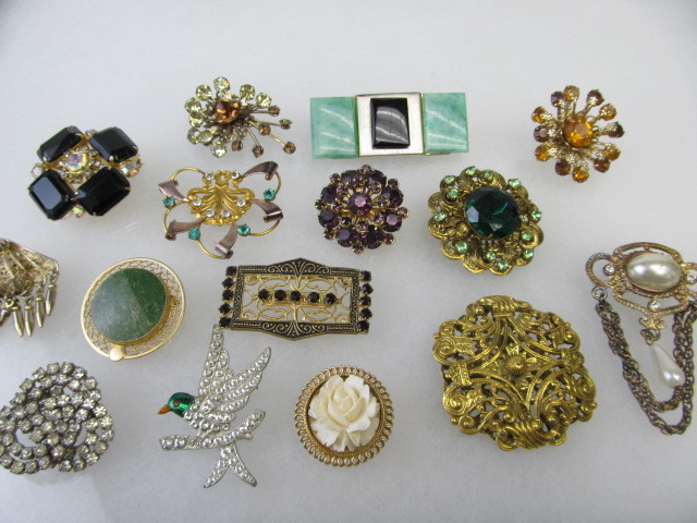 lot 120 image: Very Nice Estate Lot of Vintage Brooches