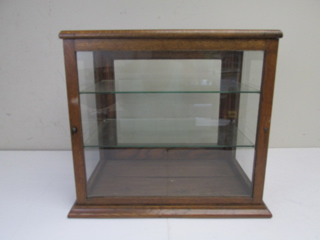lot 6 image: Nice Antique Oak Counter Top Display Cabinet