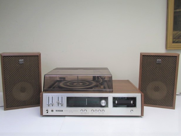 lot 135 image: Working Vintage SONY Stereo Turntable Music System
