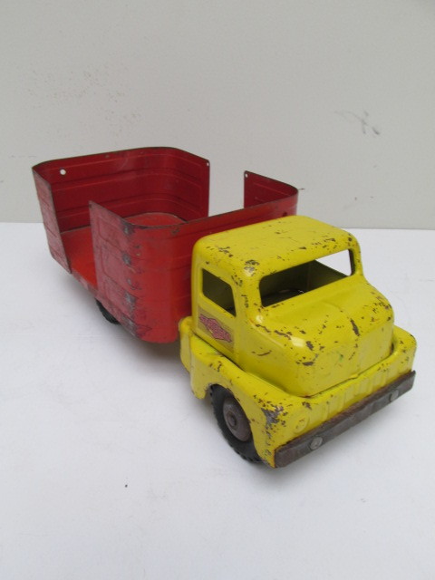 lot 136 image: Vintage STRUCTO Pressed Steel 12 Toy Truck