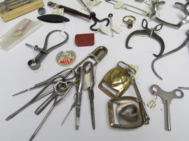 lot 140 image: Large Lot of Vintage Small Collectibles