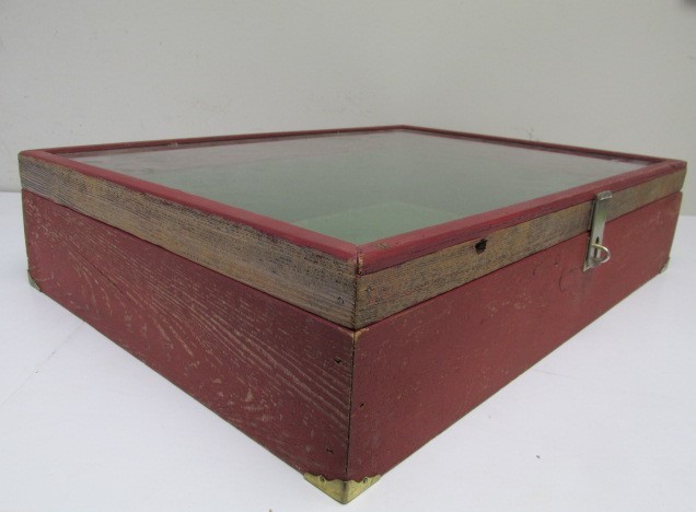 lot 141 image: Vintage Table Top Display Case