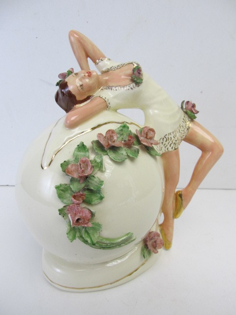 lot 159 image: Beautiful Mid Century 1950s Figural Dancer TV Lamp