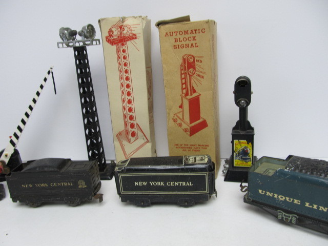 lot 196 image: Group of Vintage MARX Metal O Gauge Train Cars & Accessories