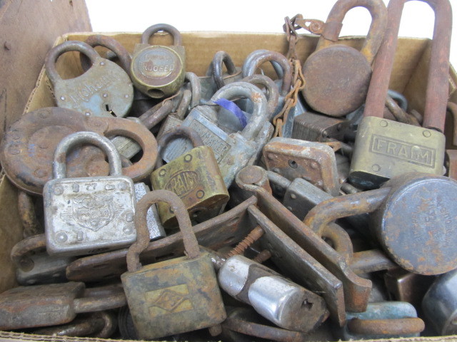 lot 198 image: Over 55lbs of Vintage & Antique Locks