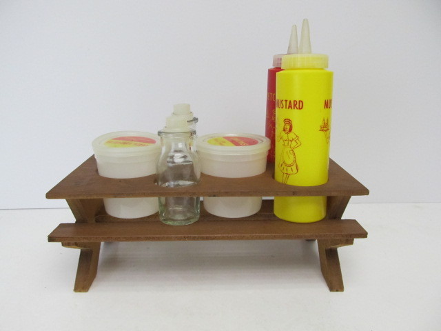 lot 208 image: Vintage Mid Century Picnic Set by Holiday House