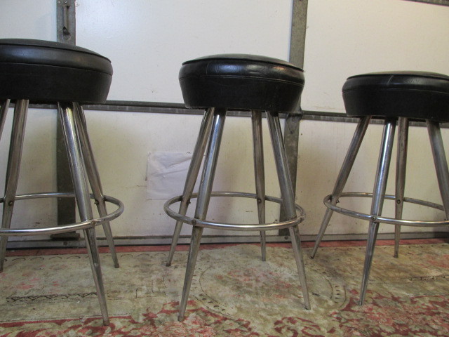 lot 223 image: Set of 3 Vintage 1950s Chrome Swivel Bar Stools