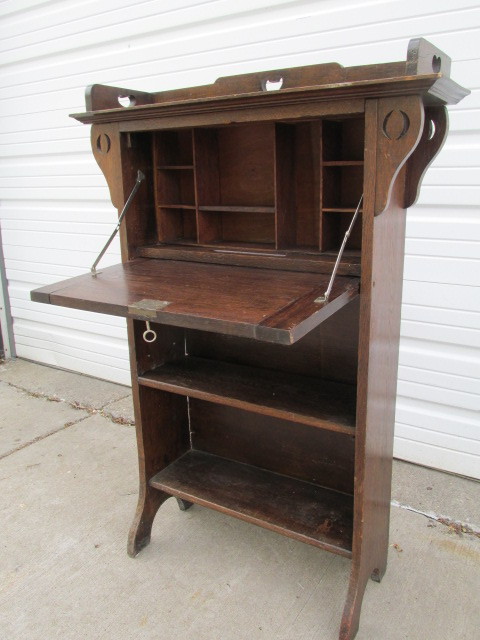 lot 226 image: Small Vintage Secretary Cabinet wKey