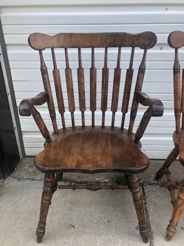 lot 264 image: Set of 4 Matching Vintage Windsor Back Dining Chairs