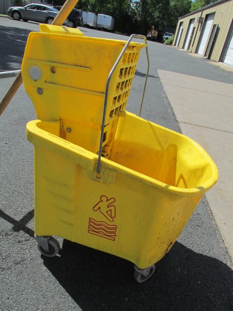 lot 271 image: 35 quart Rolling Mop Bucket wMop