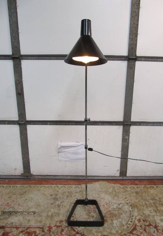 lot 290 image: Vintage Mod Italian Style Design Adjustable Floor Lamp