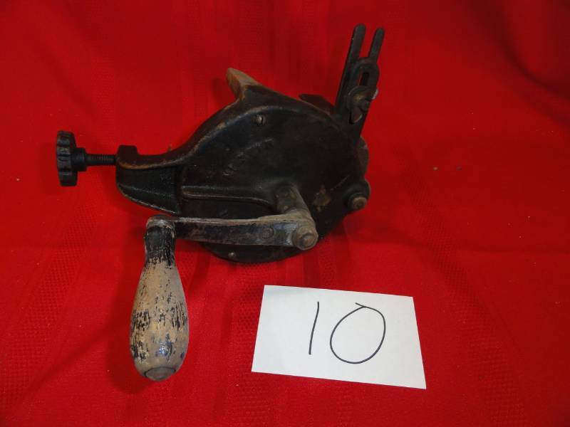 lot 10 image: Vintage Hand Grinder