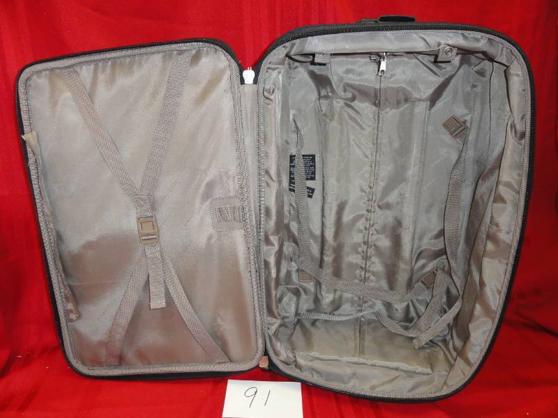 lot 91 image: Carry On Roller Bag by Travelers Choice