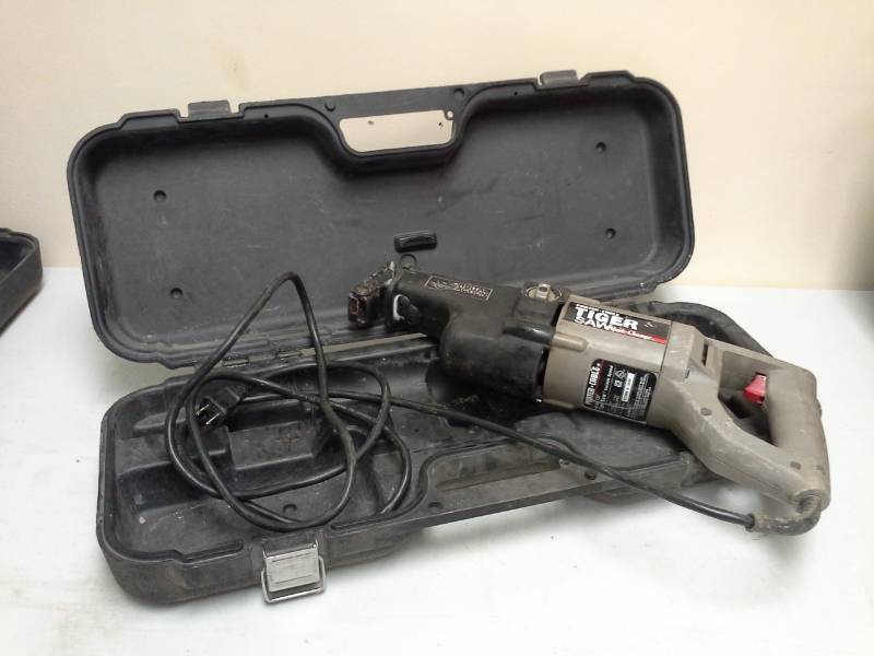 lot 2015 image: Porter-Cable Variable Speed Tiger Saw, Case