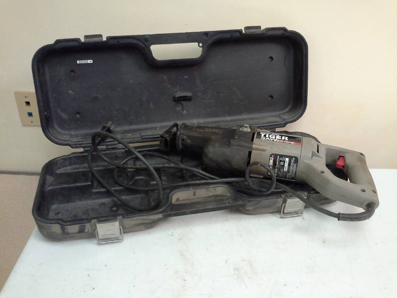 lot 2017 image: Porter-Cable Variable Speed Tiger Saw, Case