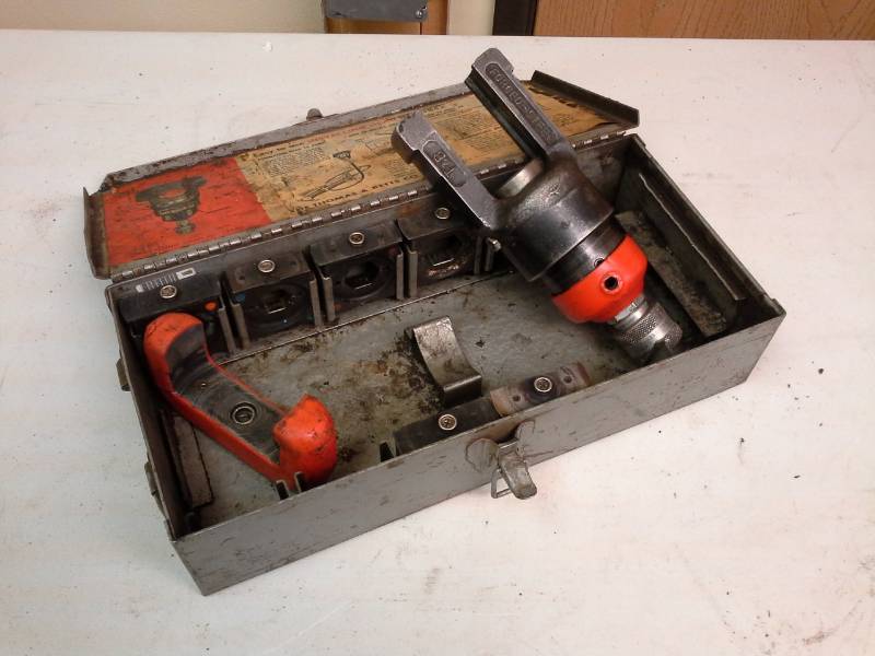 lot 2031 image: Thomas & Betts 12-Ton Swivel Head, Metal Case