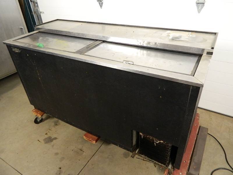 lot 47 image: True 65 inch Reach in Beer Cooler