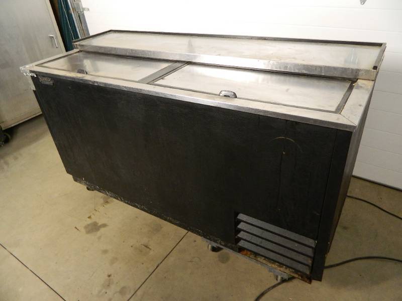 lot 54 image: True 65 inch Reach in Beer Cooler