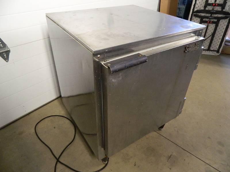 lot 73 image: Beverage Air 27 inch Refrigerator