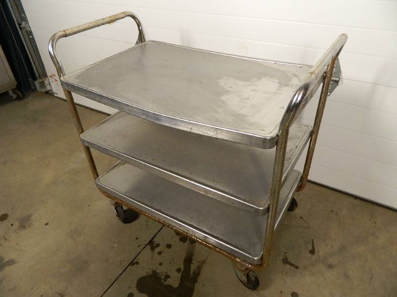 lot 82 image: Vollrath 3 Tier Bus Cart