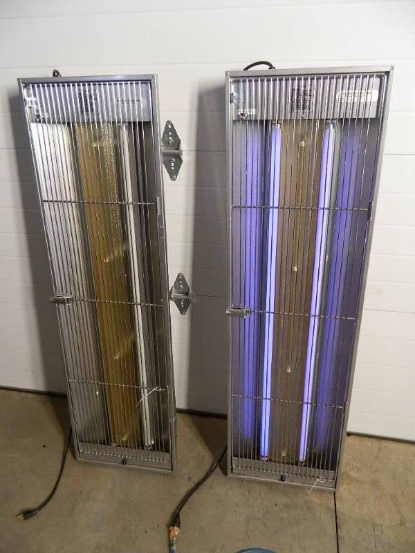 lot 104 image: 2 Large Flrying Insect Traps  Lamps