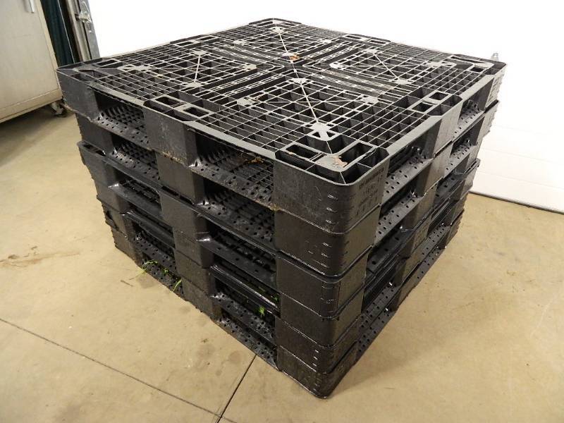 lot 112 image: 6 Plastic Pallets