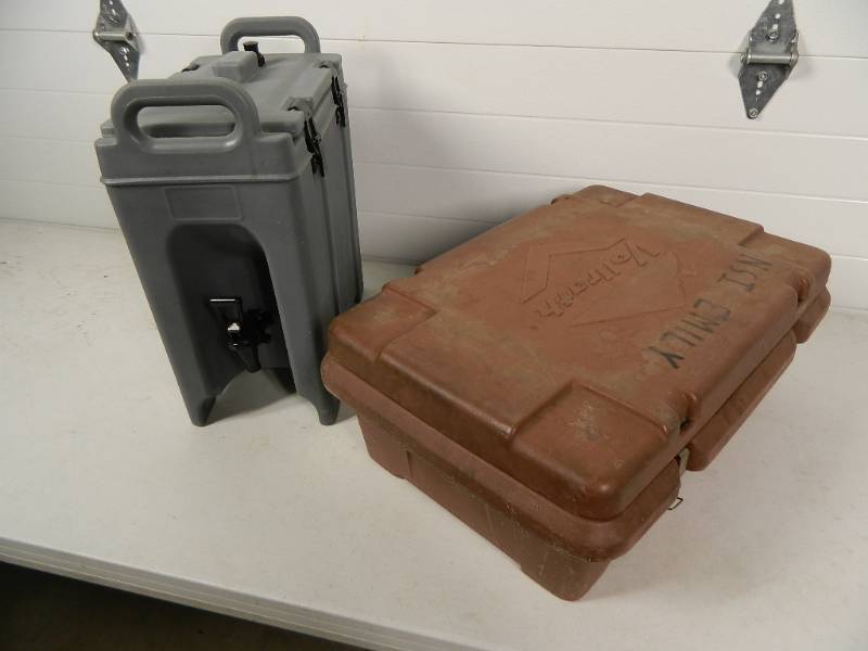 lot 118 image: 2 Insulated Containers