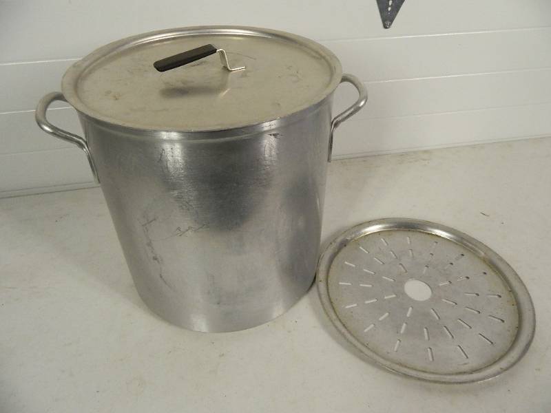 lot 126 image: Vollrath 40 Qt Stock Pot with Lids
