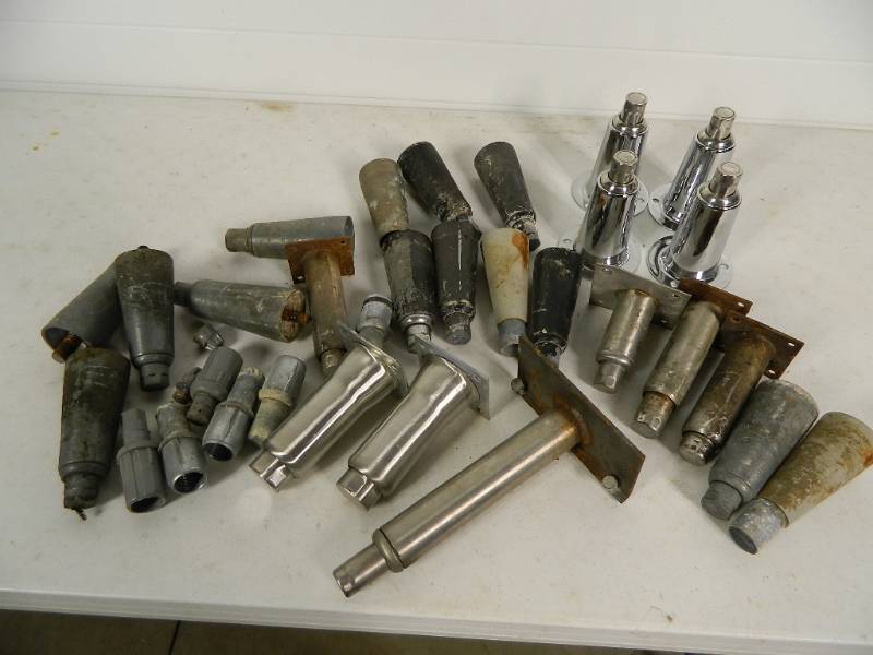 lot 133 image: Assorted Equipment Legs