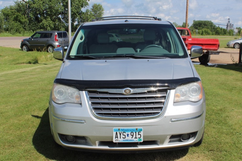 lot 3927 image: 2008 Chrysler Town & Country Limited - 117,173 Miles -