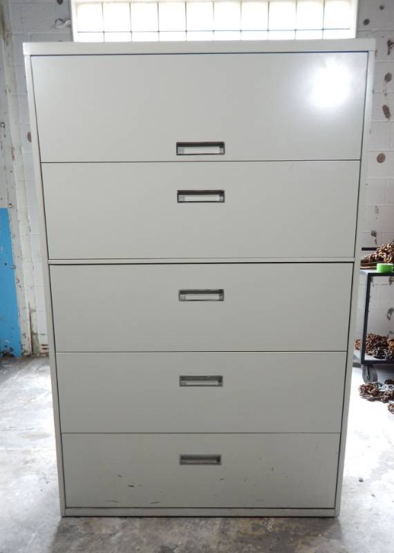 lot 48 image: Steelcase 5 Drawer Lateral File Cabinet