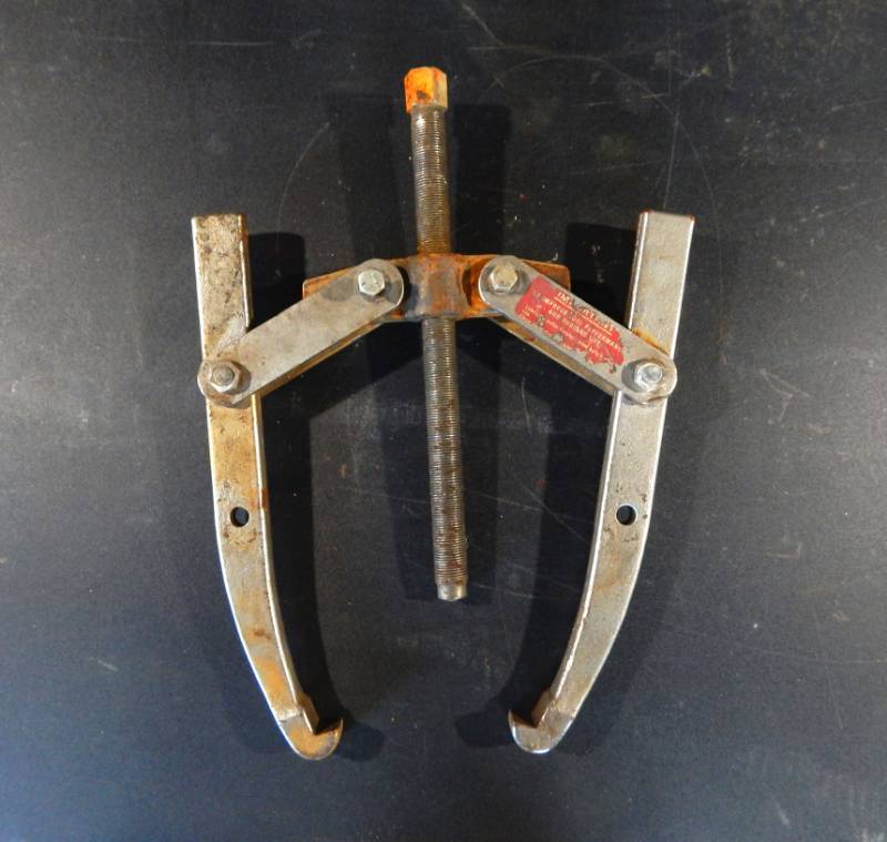 lot 28 image: Owatanna Tool Company Jaw Puller