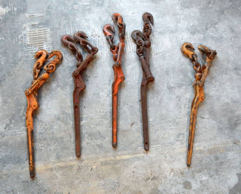 lot 32 image: Lot of 5 Chain Binders