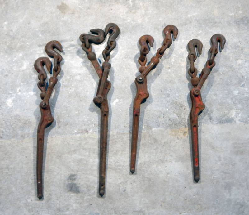 lot 33 image: Lot of 4 Chain Binders