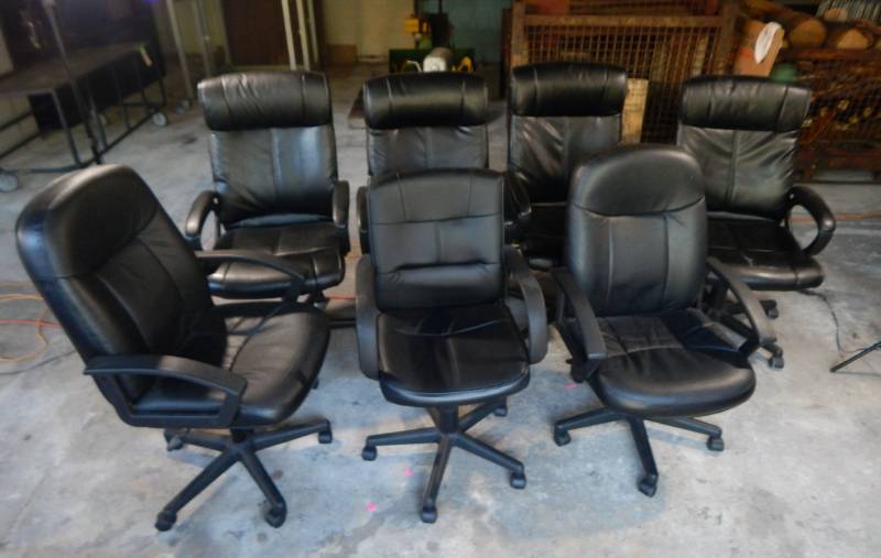 lot 64 image: Lot of Adjustable Height High Back Rolling Office Chairs