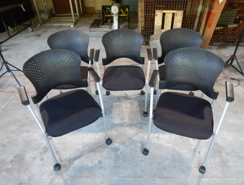 lot 63 image: Lot of 5 Rolling Office Chairs