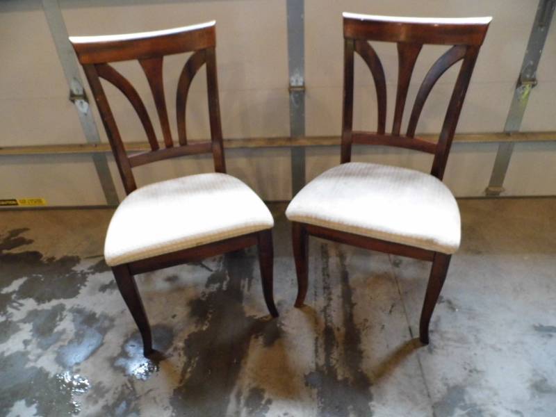 Lot of 2 Chairs